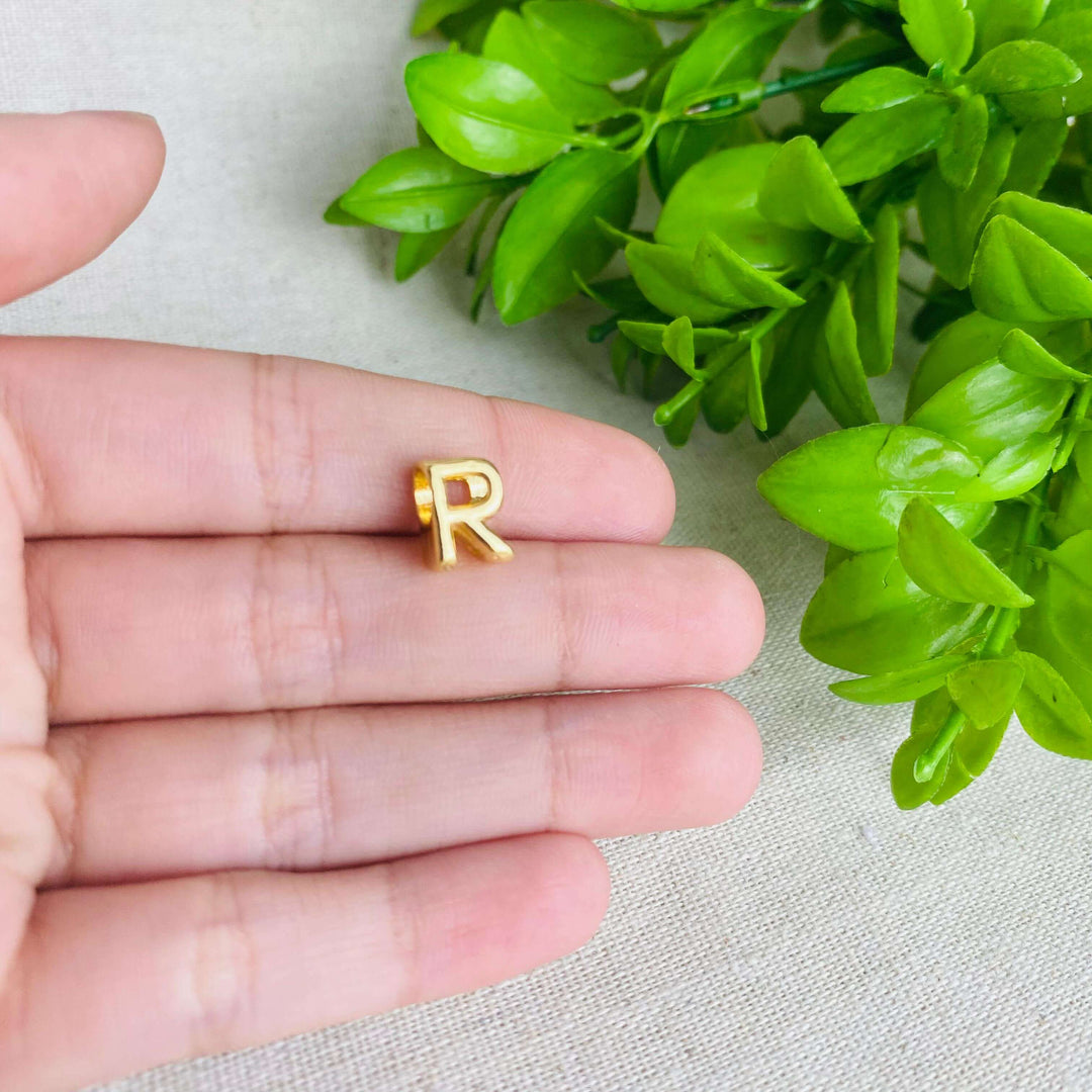 Berloque Letra R separador dourado — detalhe da peça Work Semijoias