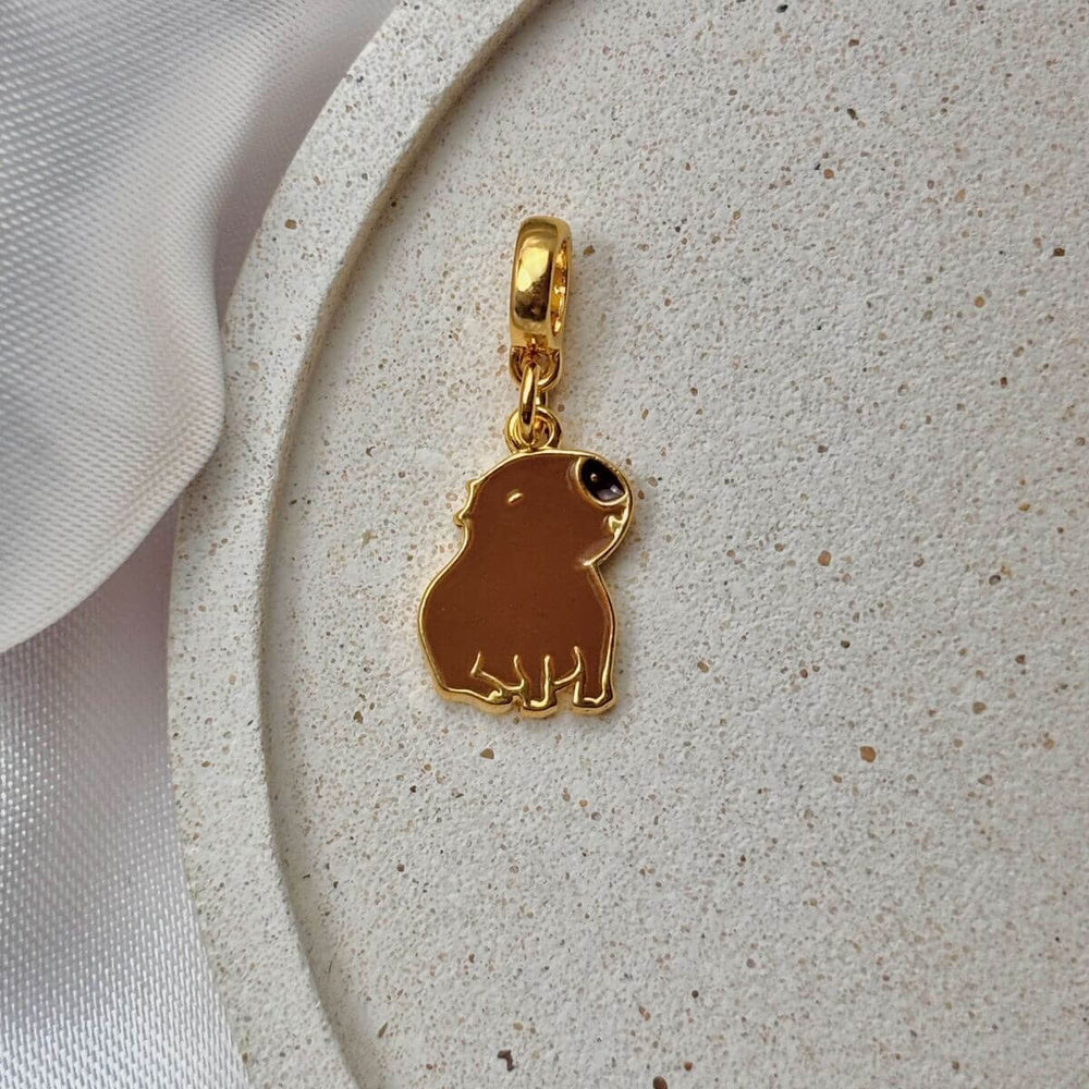 Berloque Capivara dourado semijoia Work Semijoias