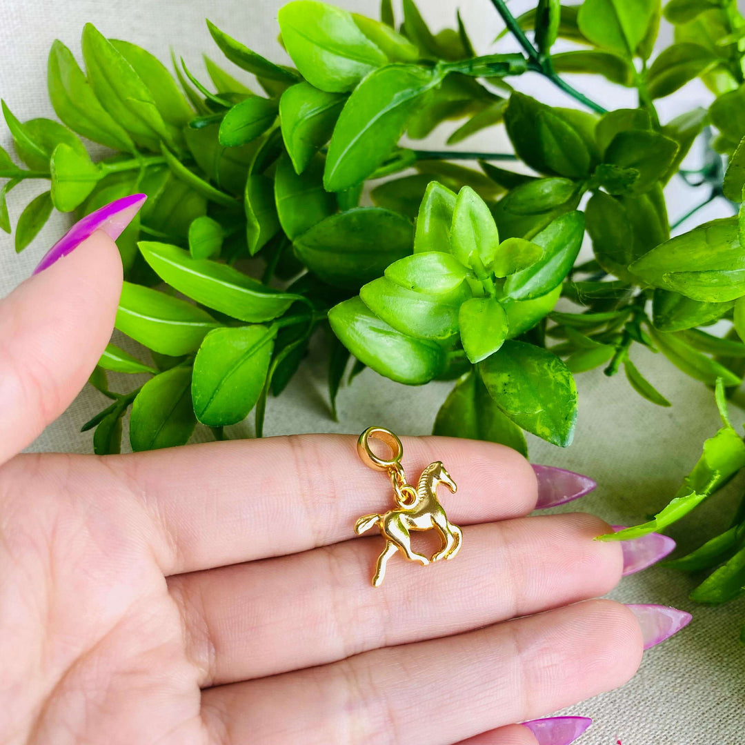 Berloque Cavalo dourado — detalhe da peça Work Semijoias