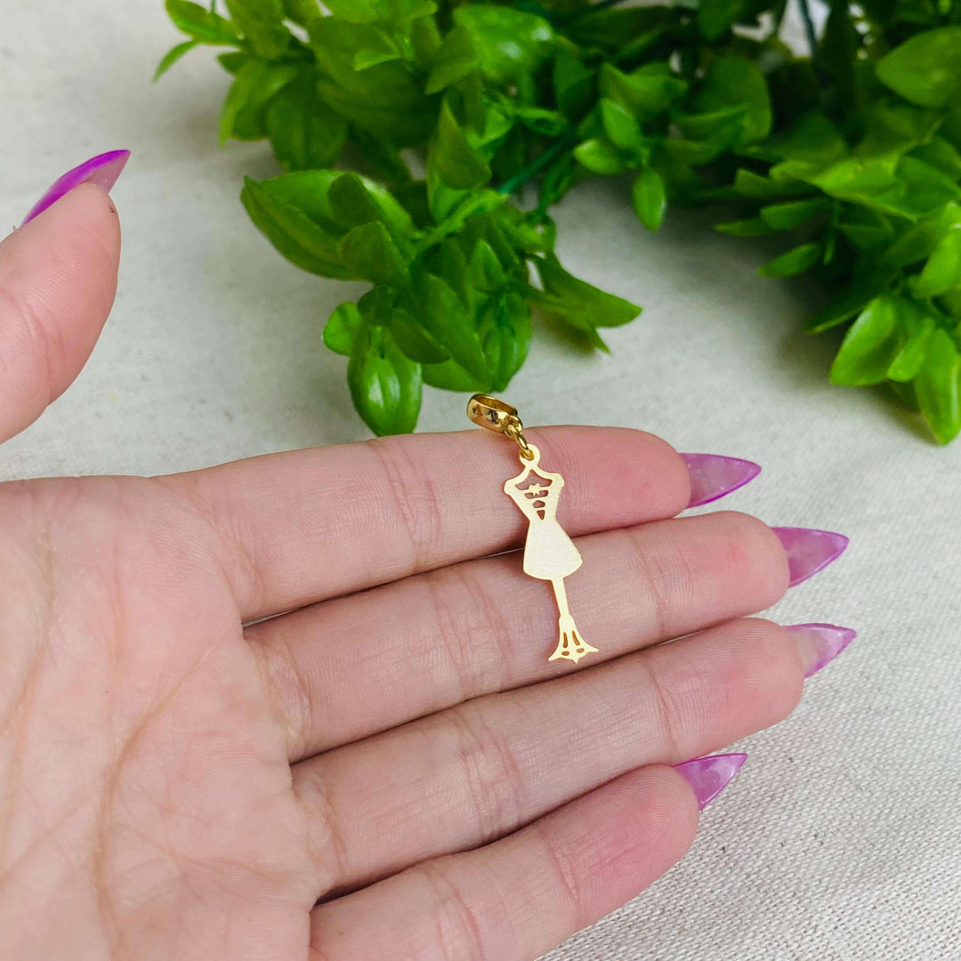 Berloque Manequim dourado — detalhe da peça Work Semijoias