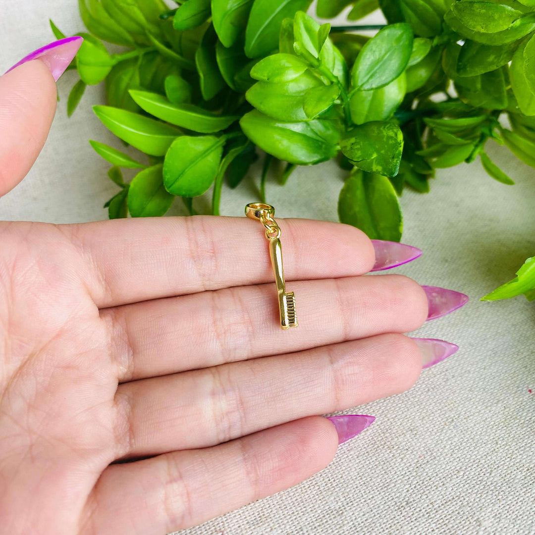Berloque Escova de Dente dourado — detalhe da peça Work Semijoias