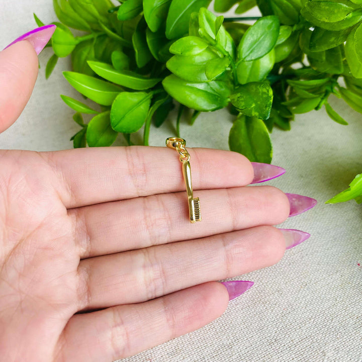 Berloque Escova de Dente dourado — detalhe da peça Work Semijoias