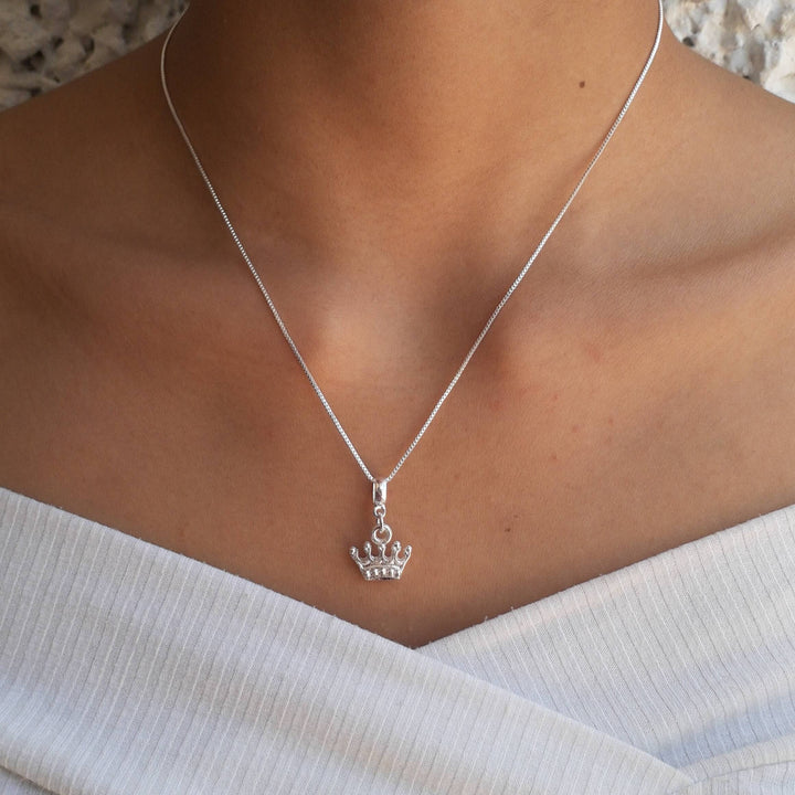 Colar Pingente Coroa Banhado a Prata 925
