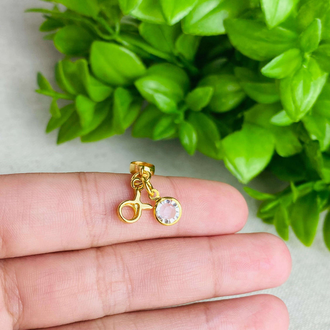 Berloque Signo Touro dourado — detalhe da peça Work Semijoias