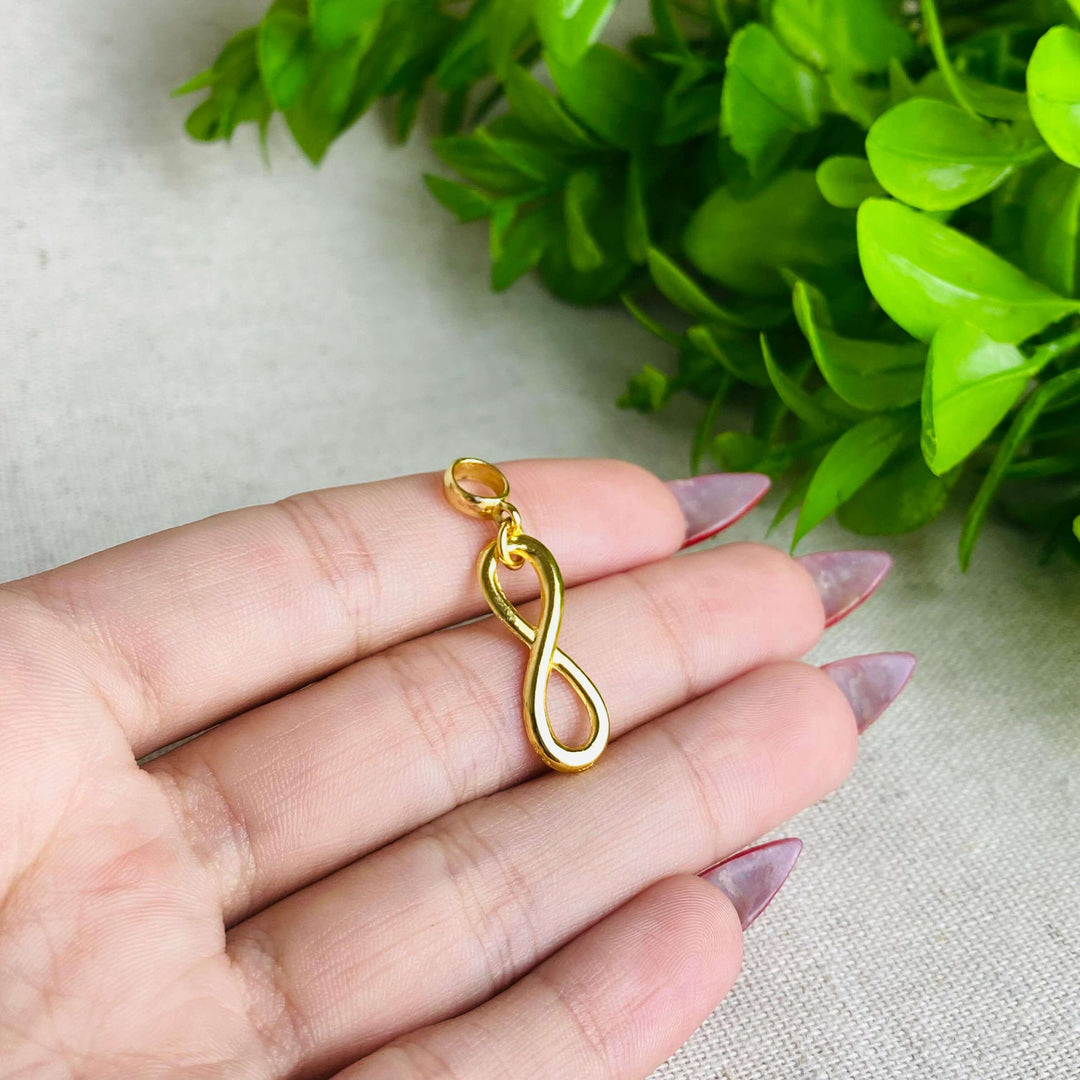 Berloque Símbolo do Infinito dourado — detalhe da peça Work Semijoias