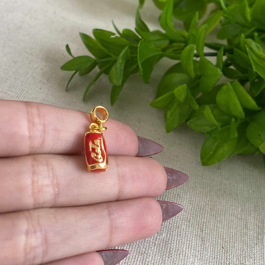 Berloque Coca Cola dourado — detalhe da peça Work Semijoias