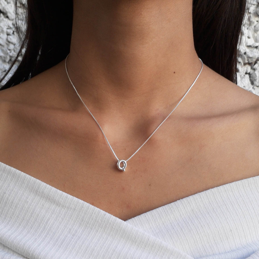Colar Pingente Letra Q Banhado a Prata 925