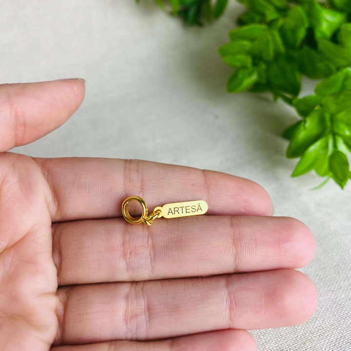 Berloque Plaquinha Artesã dourado — detalhe da peça Work Semijoias