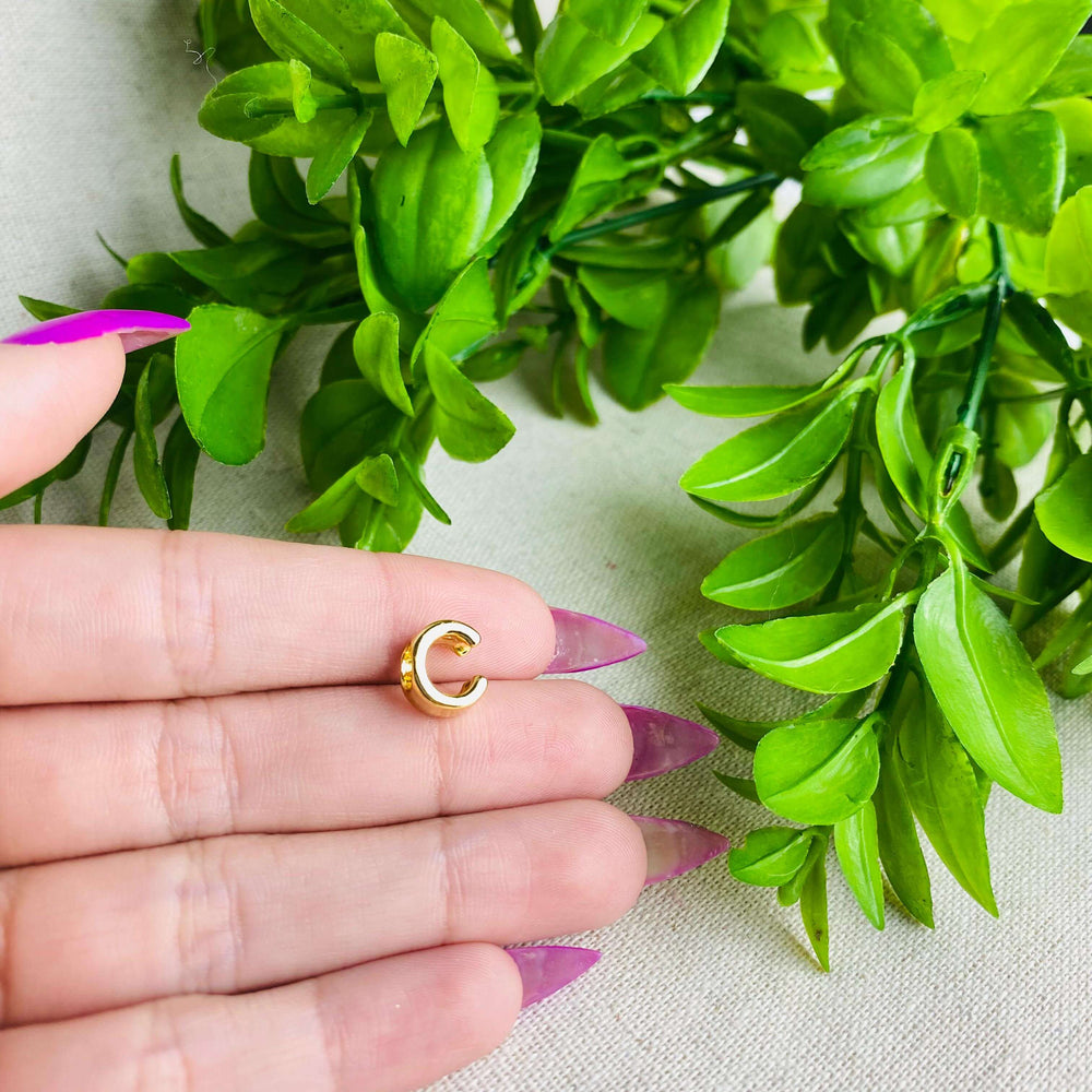 Berloque Letra C separador dourado — detalhe da peça Work Semijoias