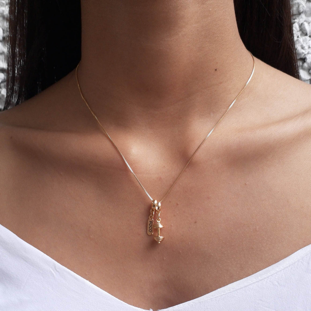 Colar Pingente Supino de Academia Banhado a Ouro 18k