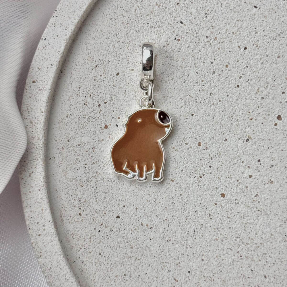 Berloque Capivara prateado semijoia Work Semijoias