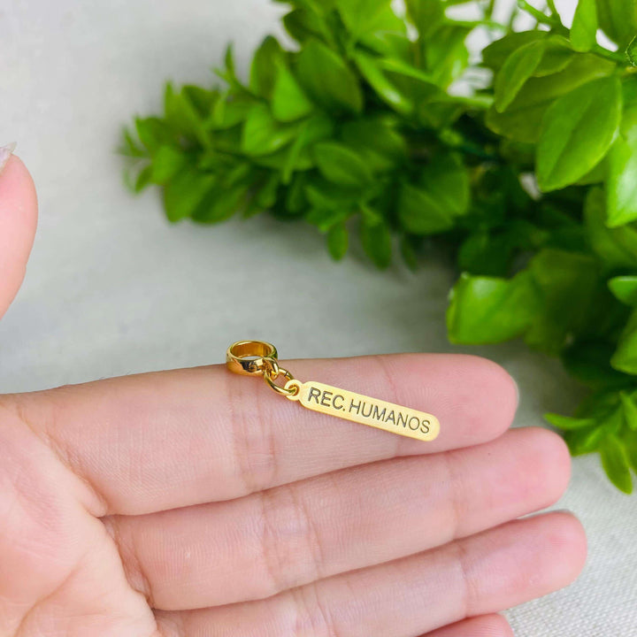 Berloque Plaquinha Recursos Humanos dourado — detalhe da peça Work Semijoias