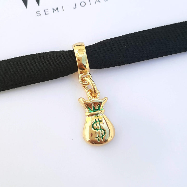 Berloque Saco de Dinheiro dourado — ângulo lateral semijoia Work Semijoias