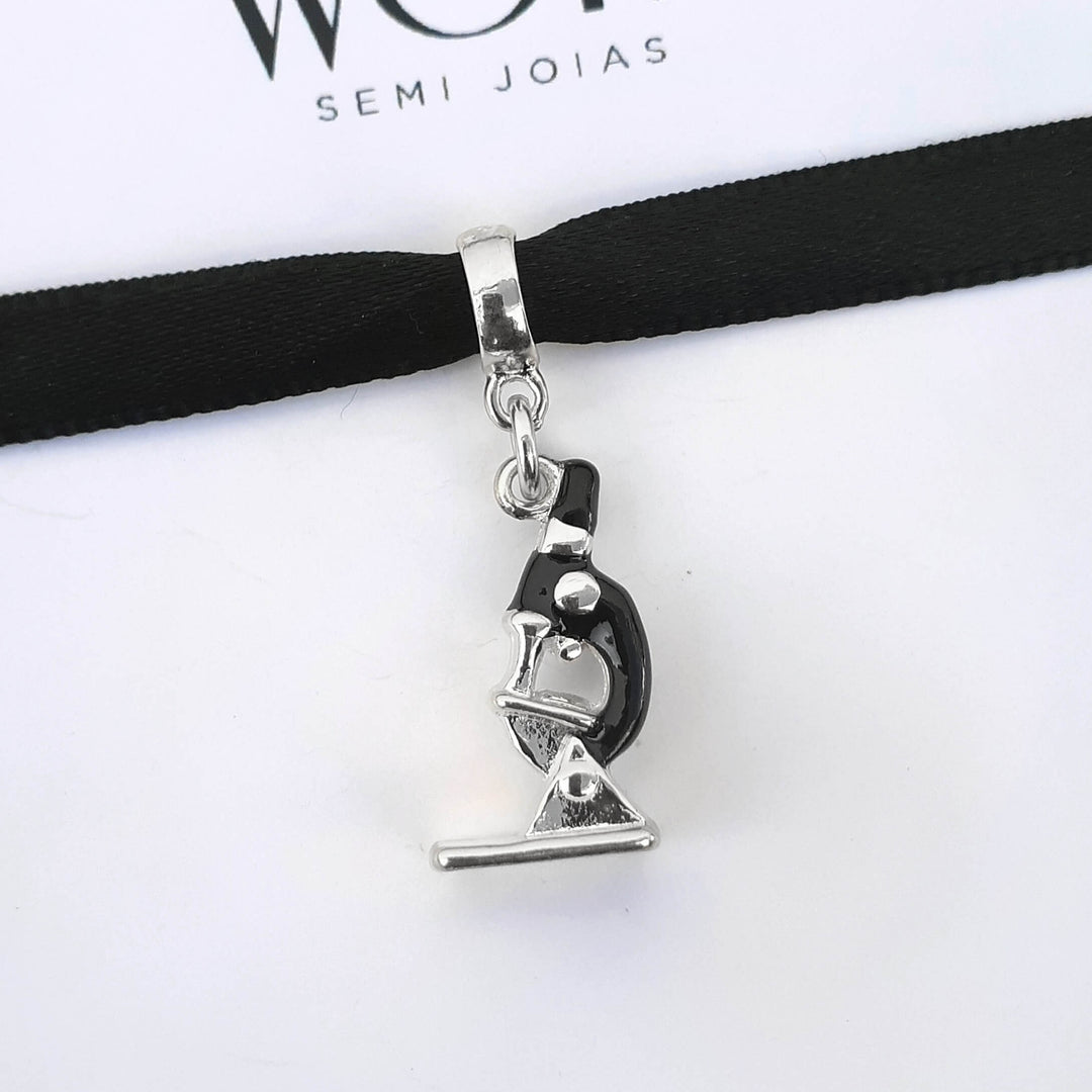 Berloque Microscópio Biomedicina prateado — ângulo lateral semijoia Work Semijoias