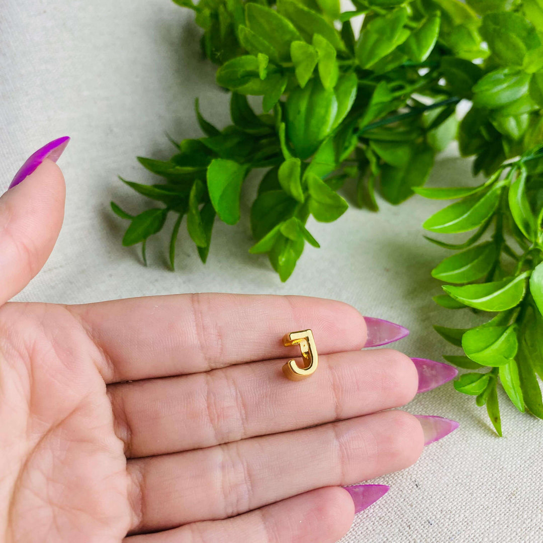 Berloque Letra J separador dourado — detalhe da peça Work Semijoias