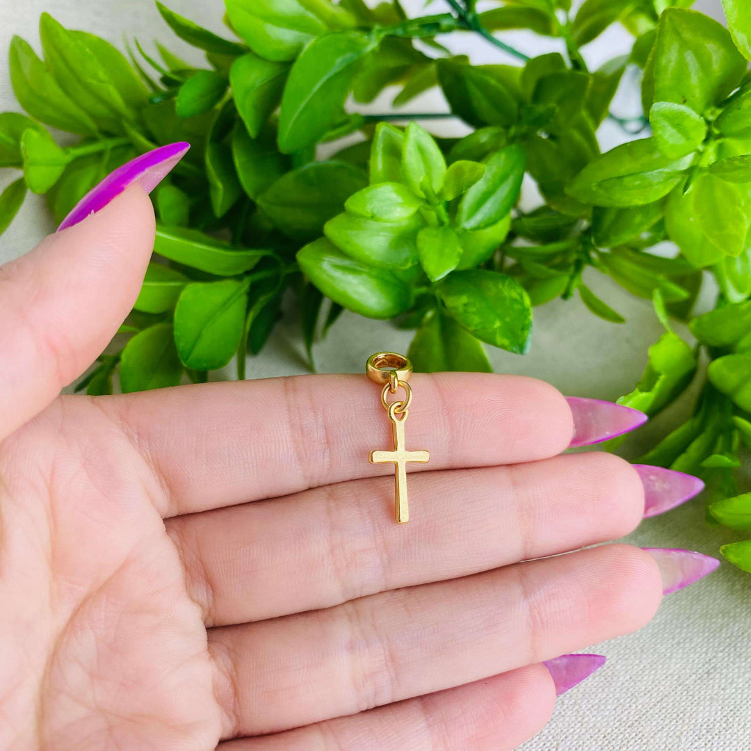 Berloque Crucifixo Cruz dourado — detalhe da peça Work Semijoias