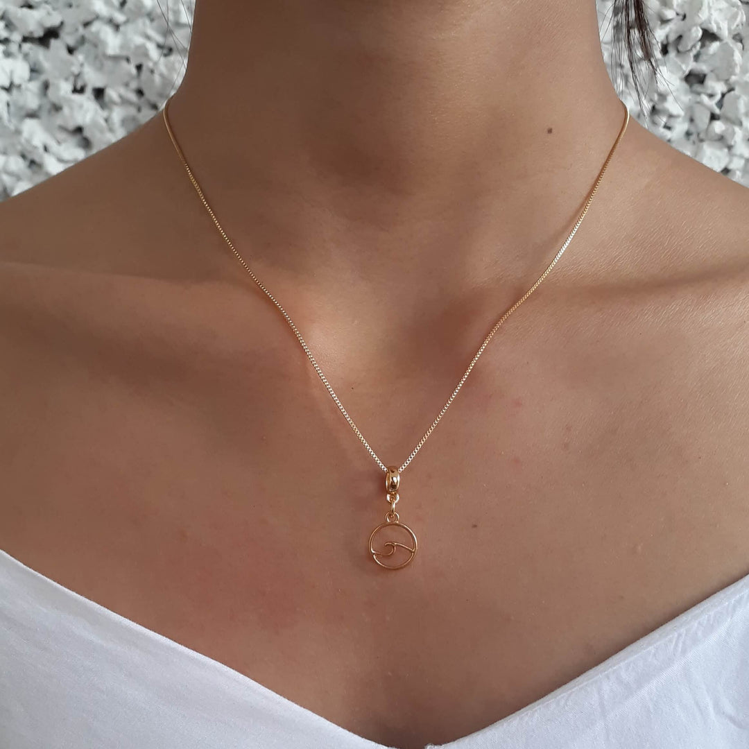 Colar Pingente Onda Mar Banhado a Ouro 18k