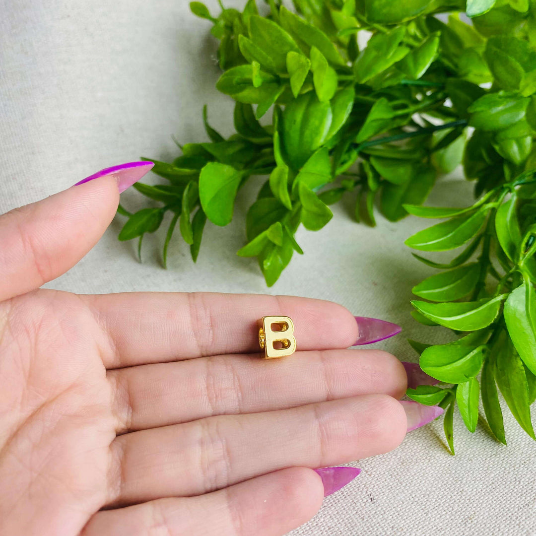 Berloque Letra B separador dourado — detalhe da peça Work Semijoias