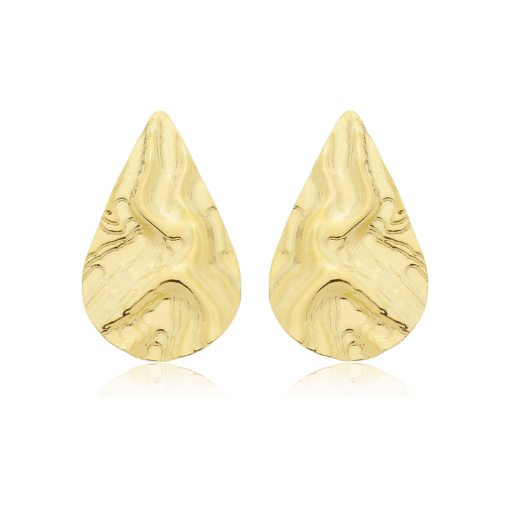 Brinco Gota Folha Martelado dourado semijoia Work Semijoias