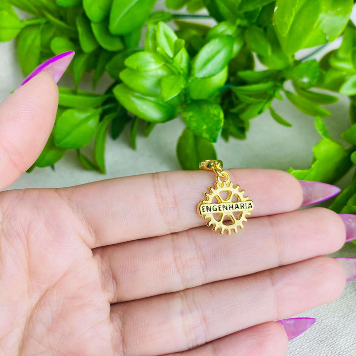 Berloque Símbolo da Engenharia dourado — detalhe da peça Work Semijoias