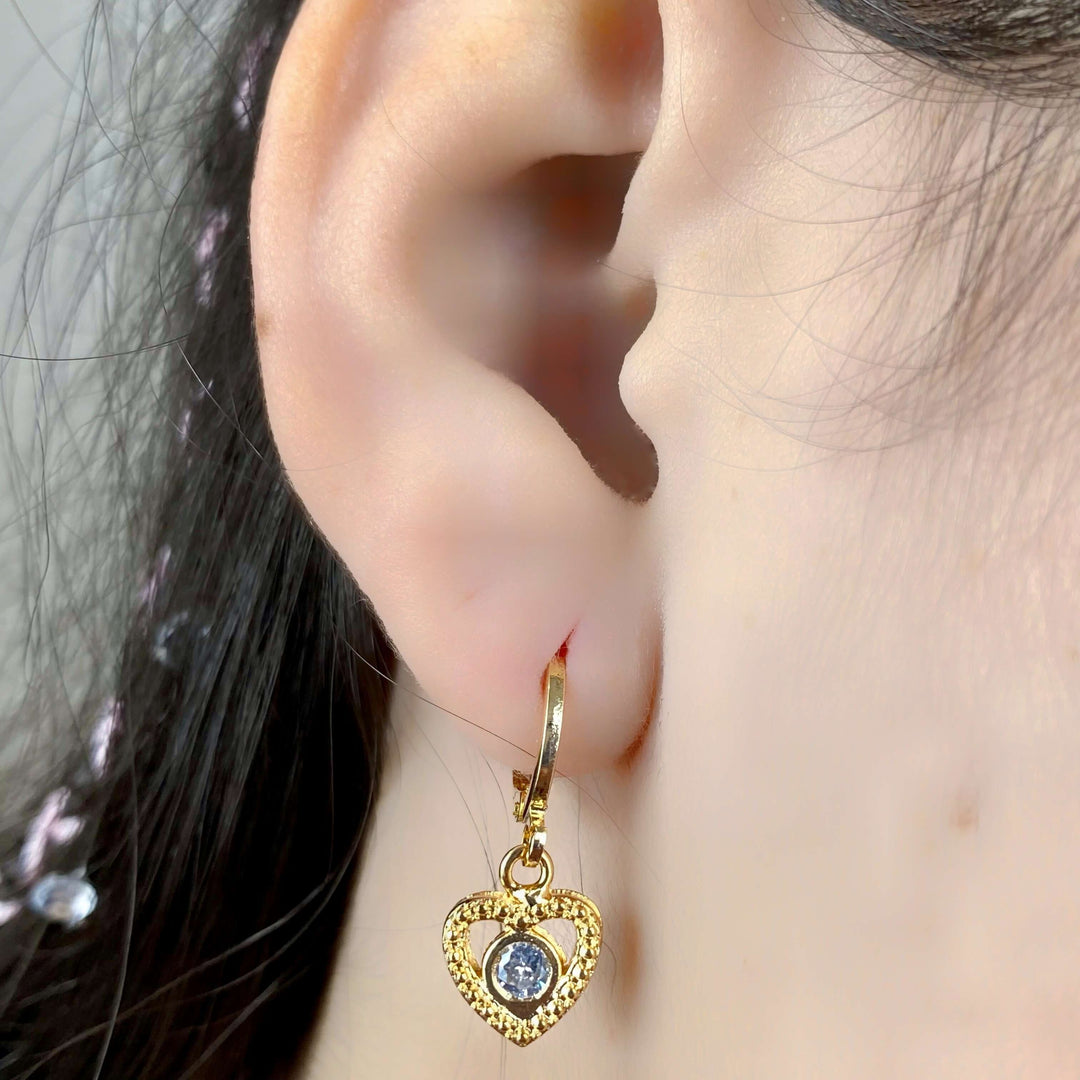 Brinco Click Coração Cravejado Ouro 18k — detalhe do fecho click