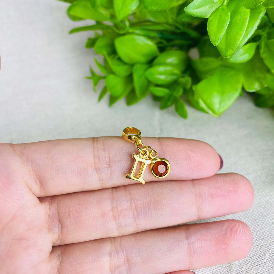 Berloque Signo Gêmeos dourado — detalhe da peça Work Semijoias