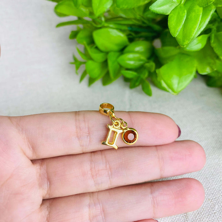 Berloque Signo Gêmeos dourado — detalhe da peça Work Semijoias