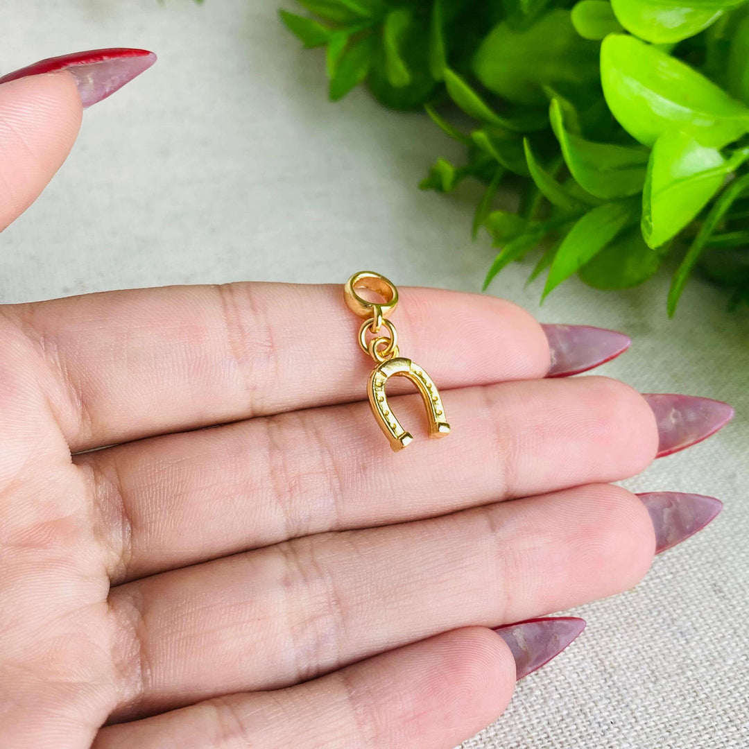 Berloque Ferradura dourado — detalhe da peça Work Semijoias