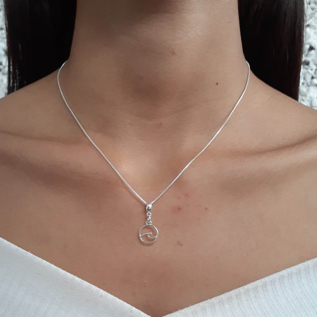 Colar Pingente Onda Mar Banhado a Prata 925