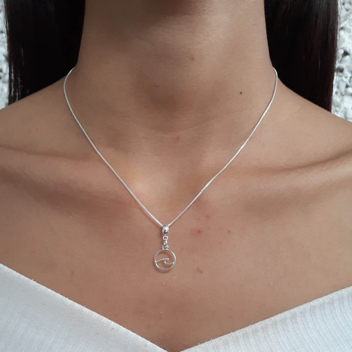 Colar Pingente Onda Mar Banhado a Prata 925