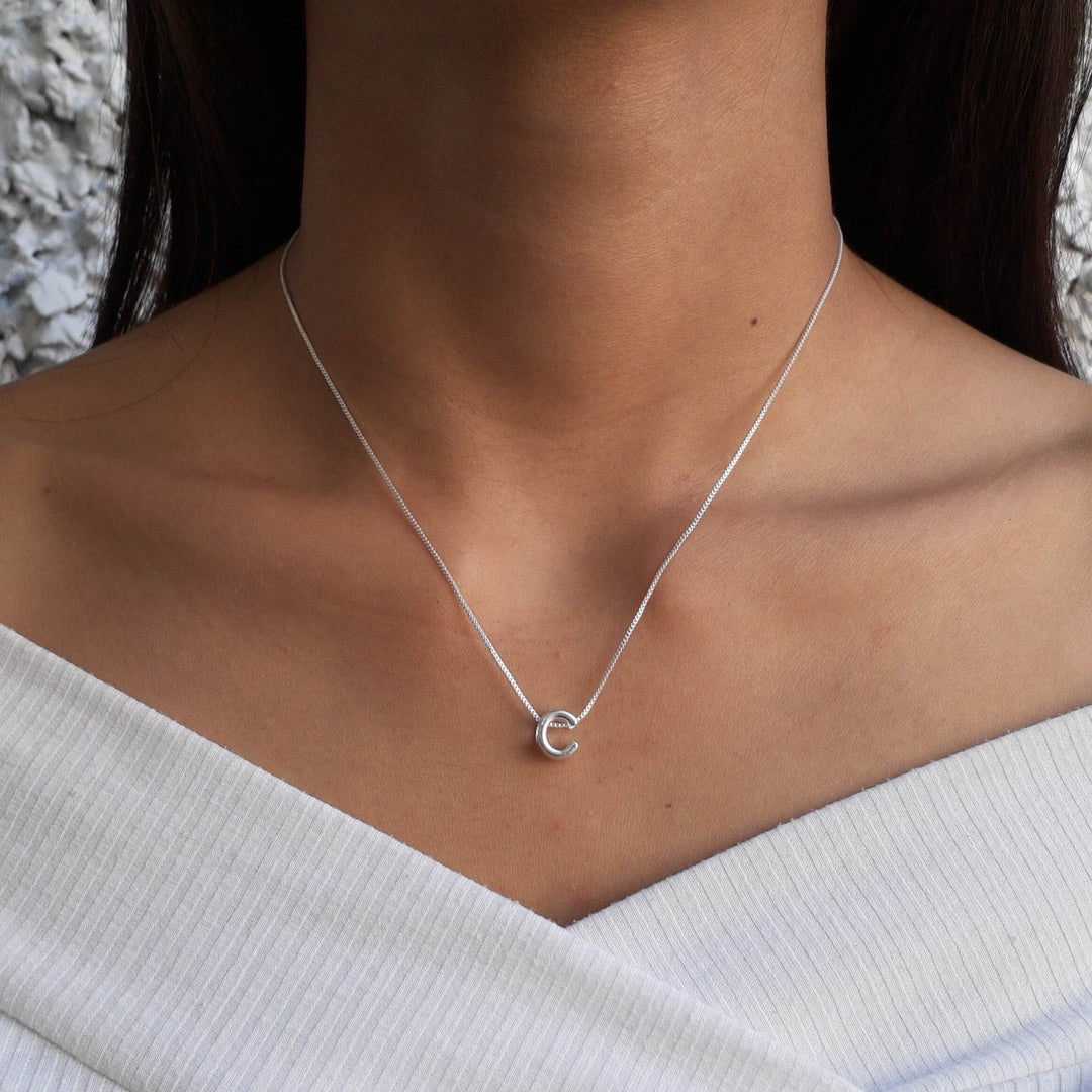 Colar Pingente Letra C Banhado a Prata 925