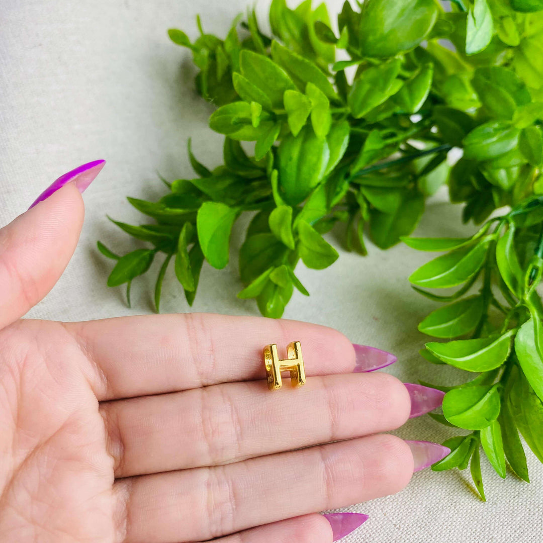 Berloque Letra H separador dourado — detalhe da peça Work Semijoias
