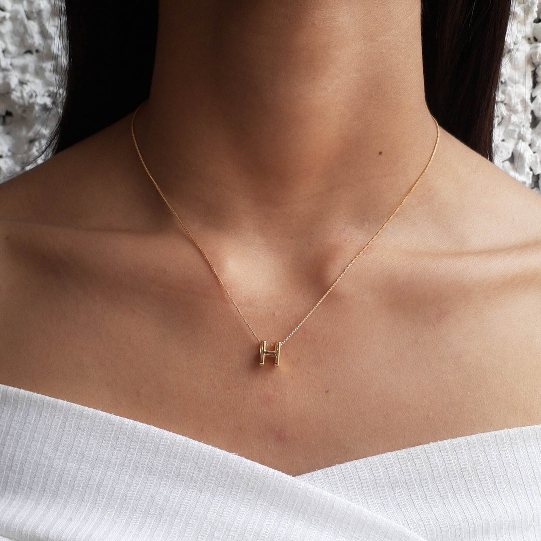 Colar Pingente Letra H Ouro 18k — detalhe do pingente dourado
