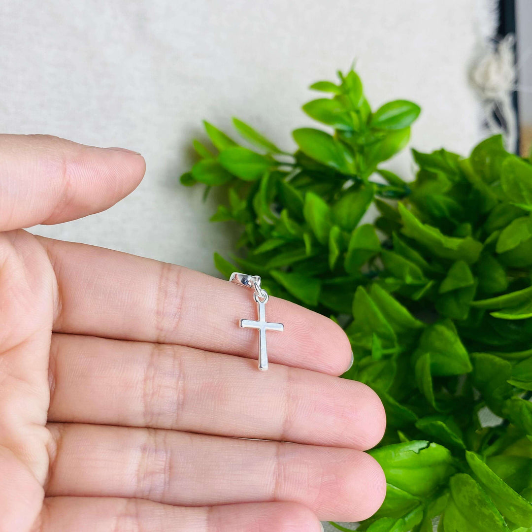 Berloque Crucifixo Cruz prateado — detalhe da peça Work Semijoias
