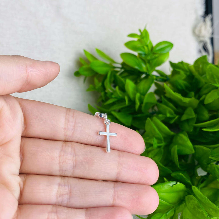 Berloque Crucifixo Cruz prateado — detalhe da peça Work Semijoias