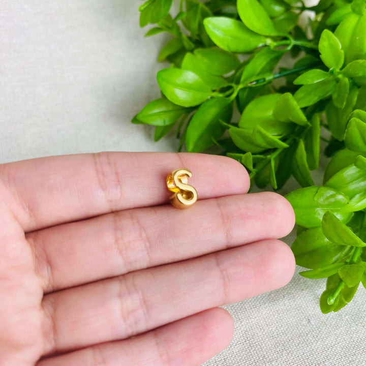 Berloque Letra S separador dourado — detalhe da peça Work Semijoias