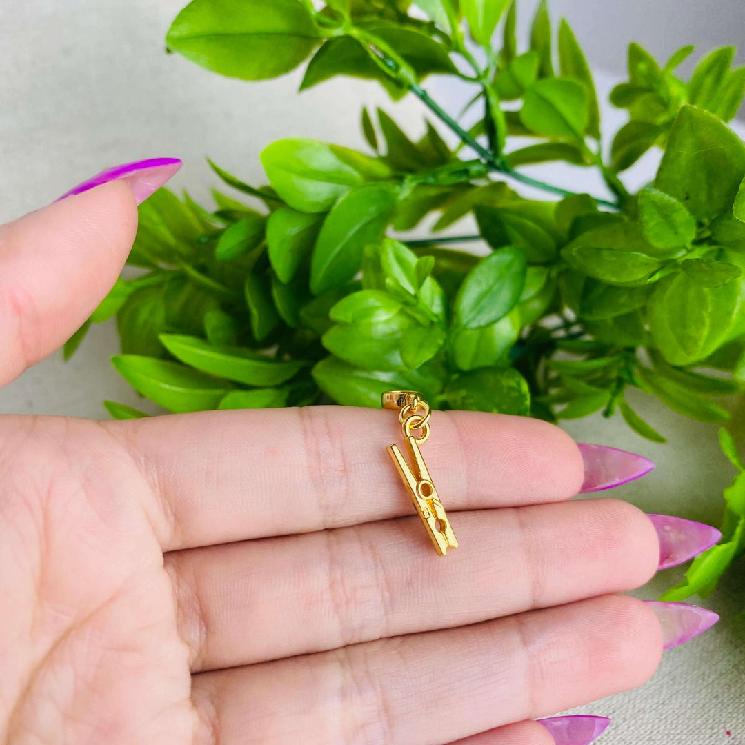Berloque Pregador Roupa dourado — detalhe da peça Work Semijoias