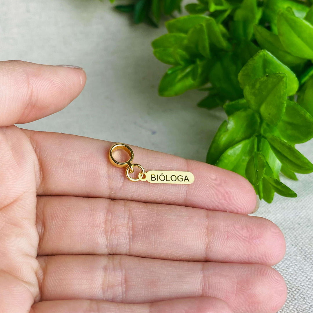 Berloque Plaquinha Bióloga dourado — detalhe da peça Work Semijoias