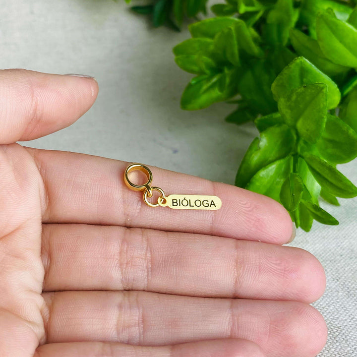 Berloque Plaquinha Bióloga dourado — detalhe da peça Work Semijoias