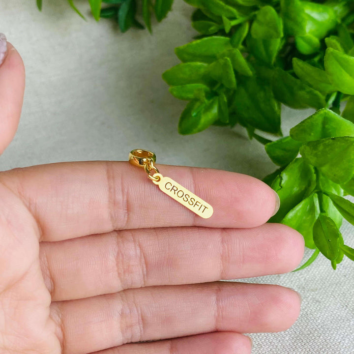 Berloque Plaquinha Crossfit dourado — detalhe da peça Work Semijoias