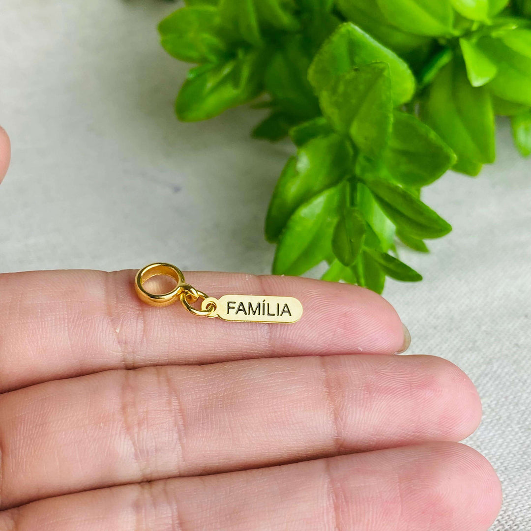 Berloque Plaquinha Família dourado — detalhe da peça Work Semijoias