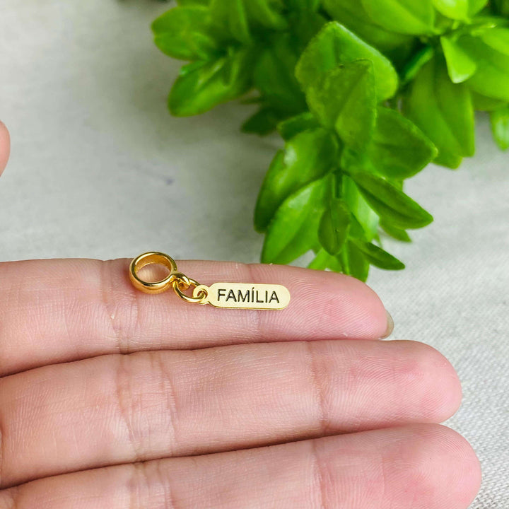 Berloque Plaquinha Família dourado — detalhe da peça Work Semijoias