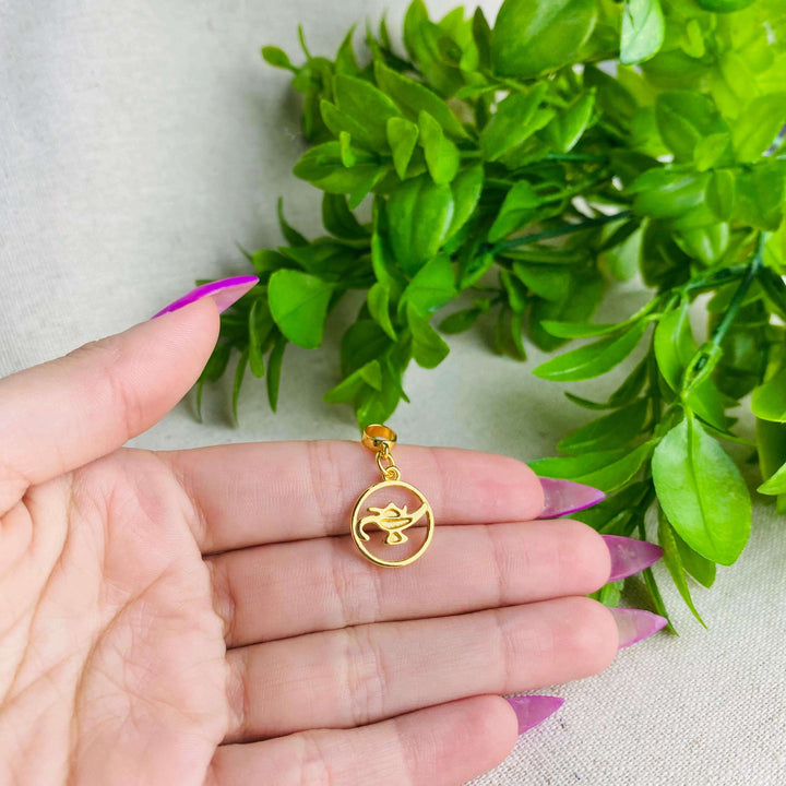Berloque Símbolo da Enfermagem dourado — detalhe da peça Work Semijoias