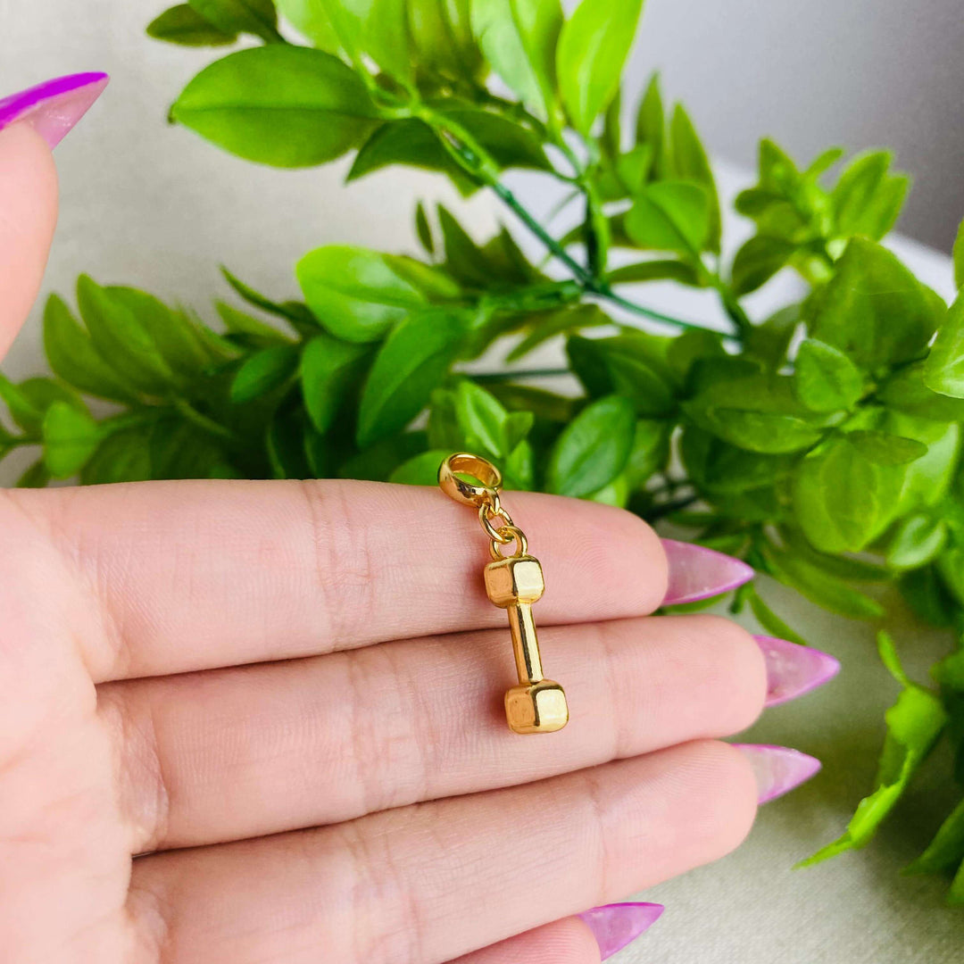 Berloque Peso Academia dourado — detalhe da peça Work Semijoias