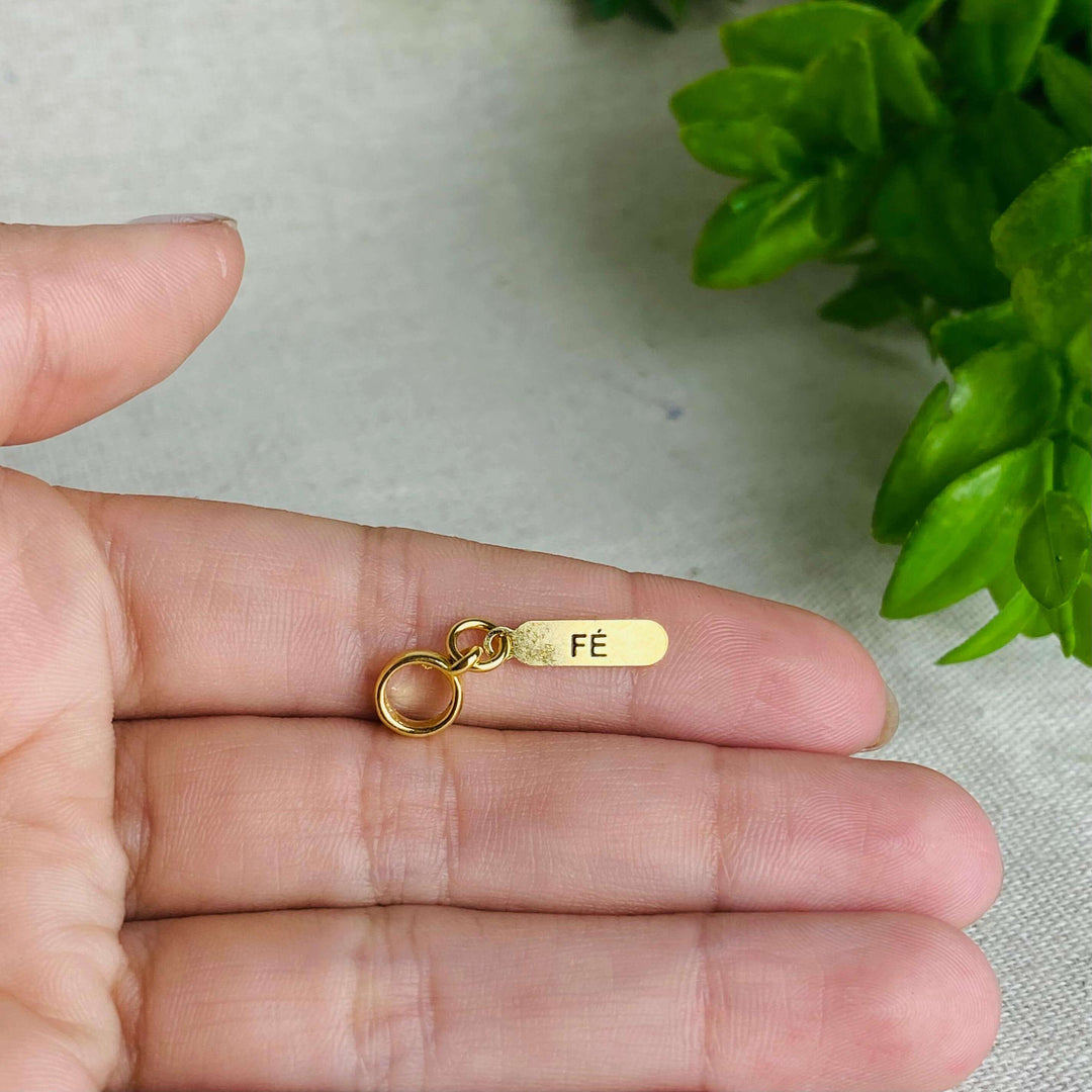 Berloque Plaquinha Fé dourado — detalhe da peça Work Semijoias