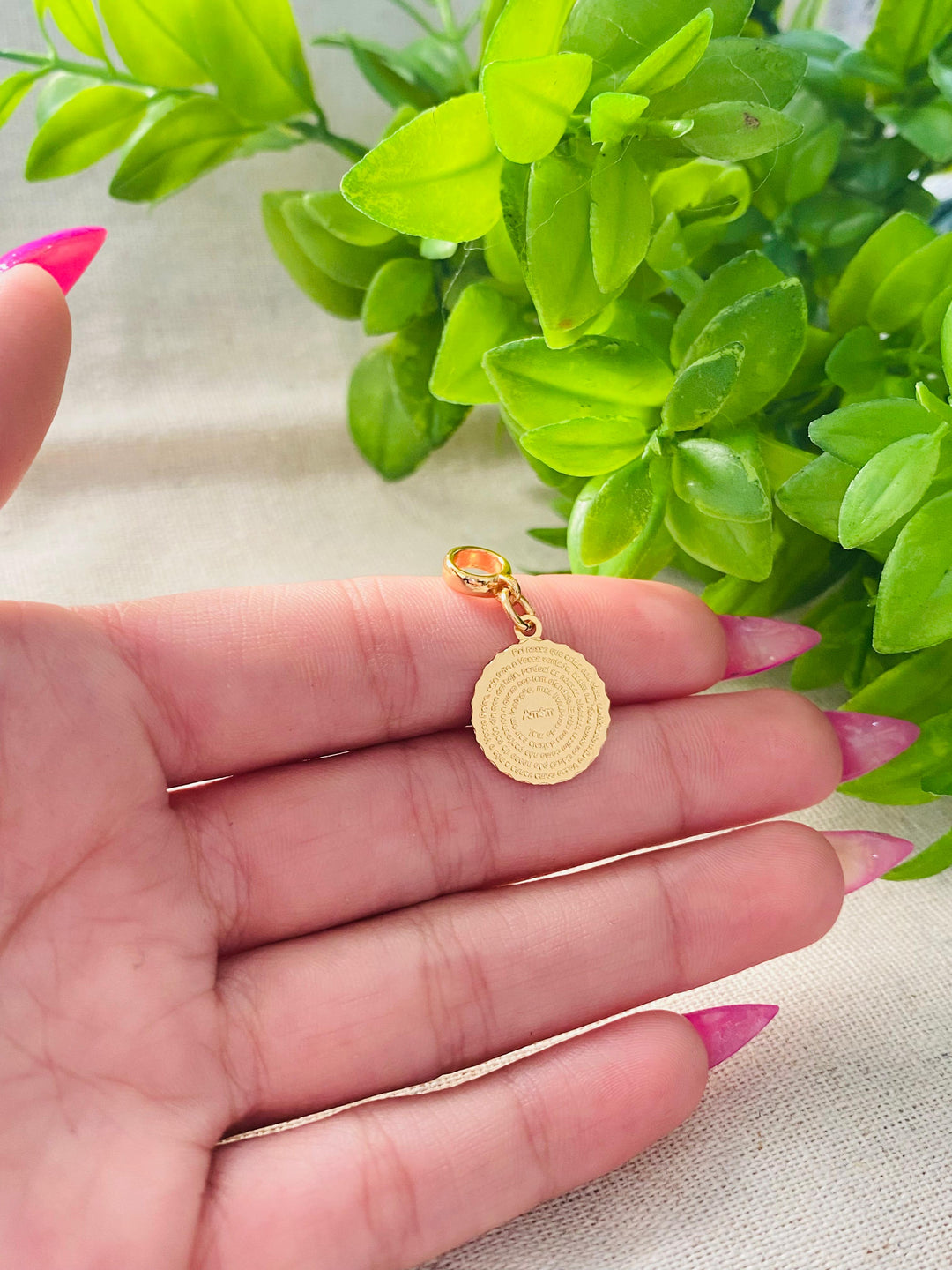 Berloque Oração Pai Nosso dourado — detalhe da peça Work Semijoias