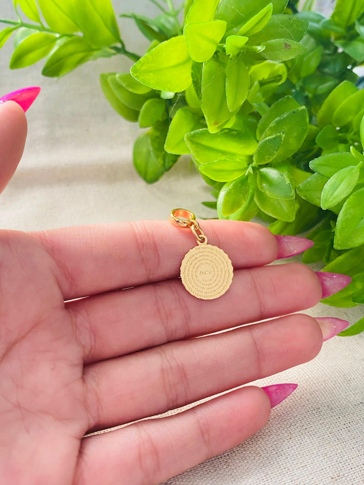 Berloque Oração Pai Nosso dourado — detalhe da peça Work Semijoias