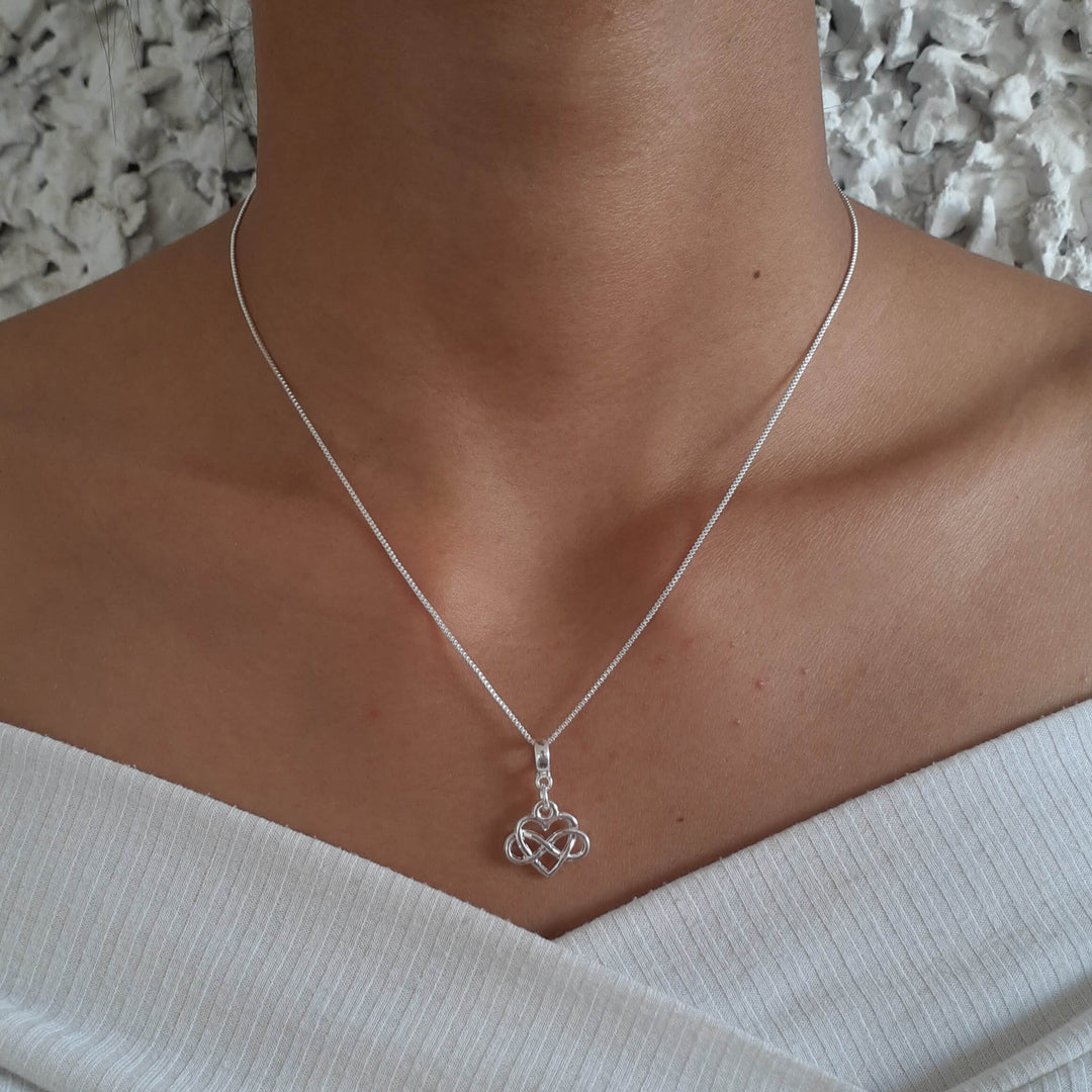 Colar Pingente Coração Infinito Banhado a Prata 925