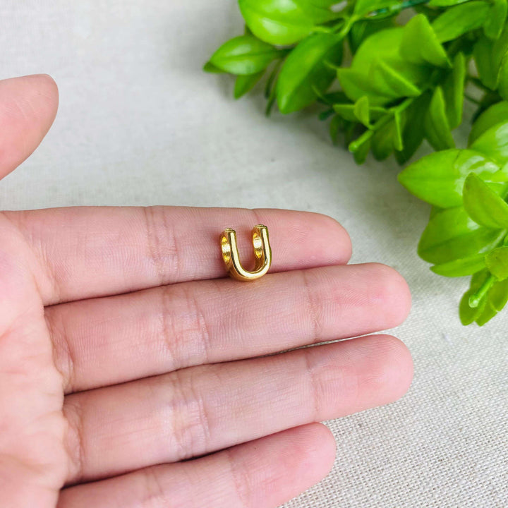 Berloque Letra U separador dourado — detalhe da peça Work Semijoias