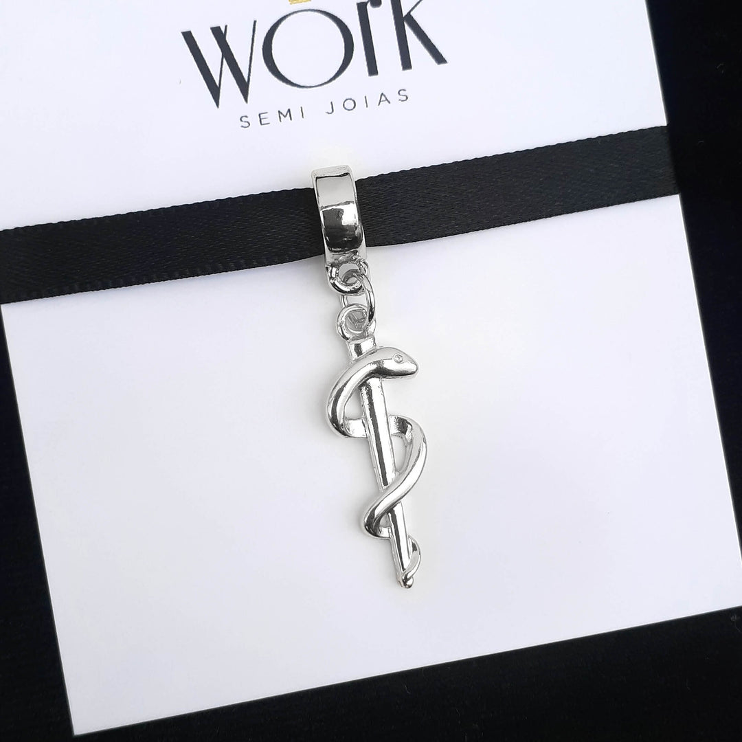 Berloque Símbolo Medicina prateado — ângulo lateral semijoia Work Semijoias